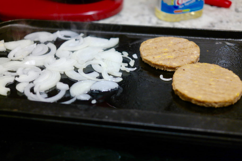 burgers and onions_1350x900
