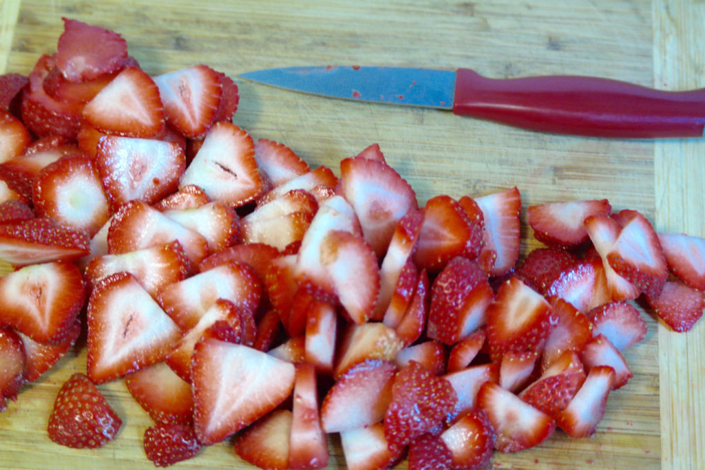 chopped strawberries_1350x900