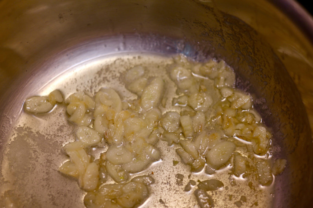 cooking garlic_1350x900