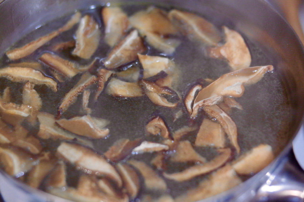 mushroom broth_1350x900