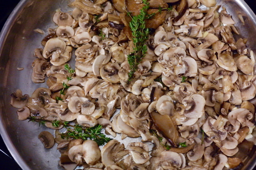 mushrooms in pan_1350x900