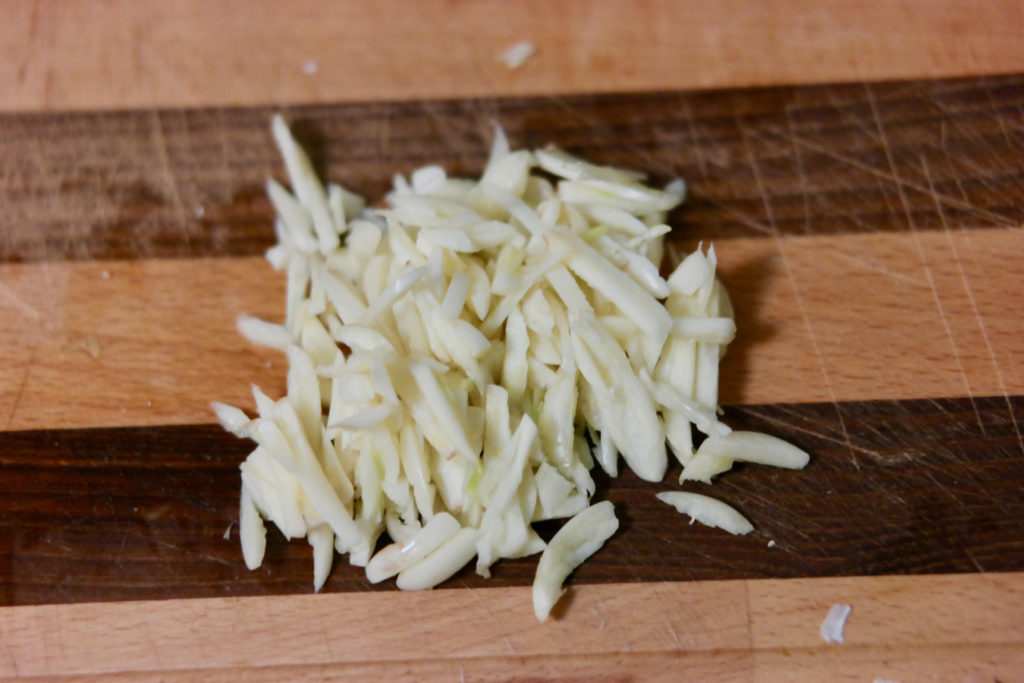 sliced garlic_1350x900