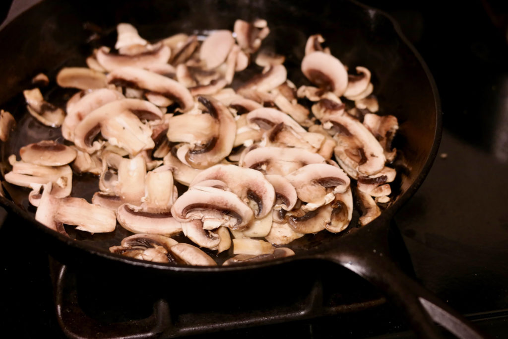 sliced mushrooms_1350x900