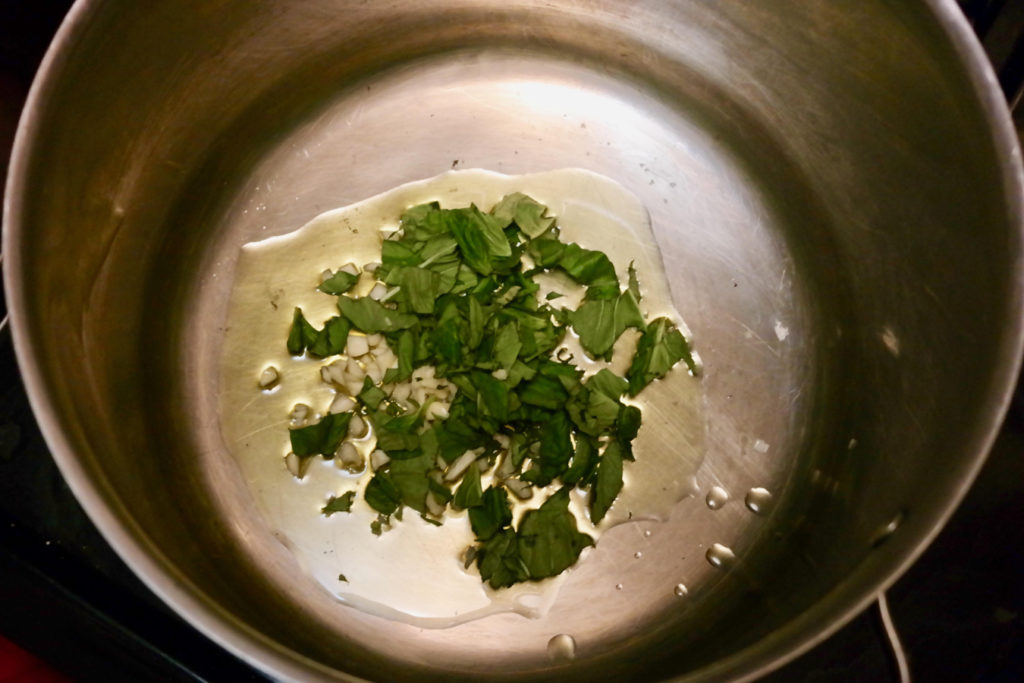 basil and garlic_1350x900